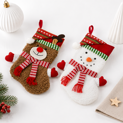 Les deux chaussettes de Noël côte à côte, renne brun et bonhomme de neige blanc