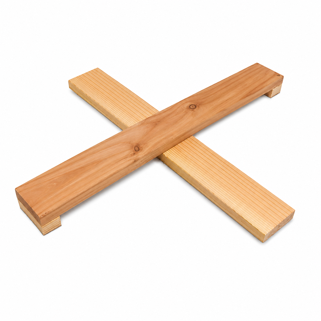 Croix de pied en bois seule, deux tasseaux croisés à embouts surélevés