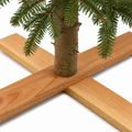 Croix de pied en bois fixée au tronc d'un sapin de Noël naturel