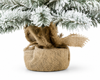 Besneeuwd LED - Kleine kunstkerstboom 60 cm, de berijpte voet van dichtbij, in jute