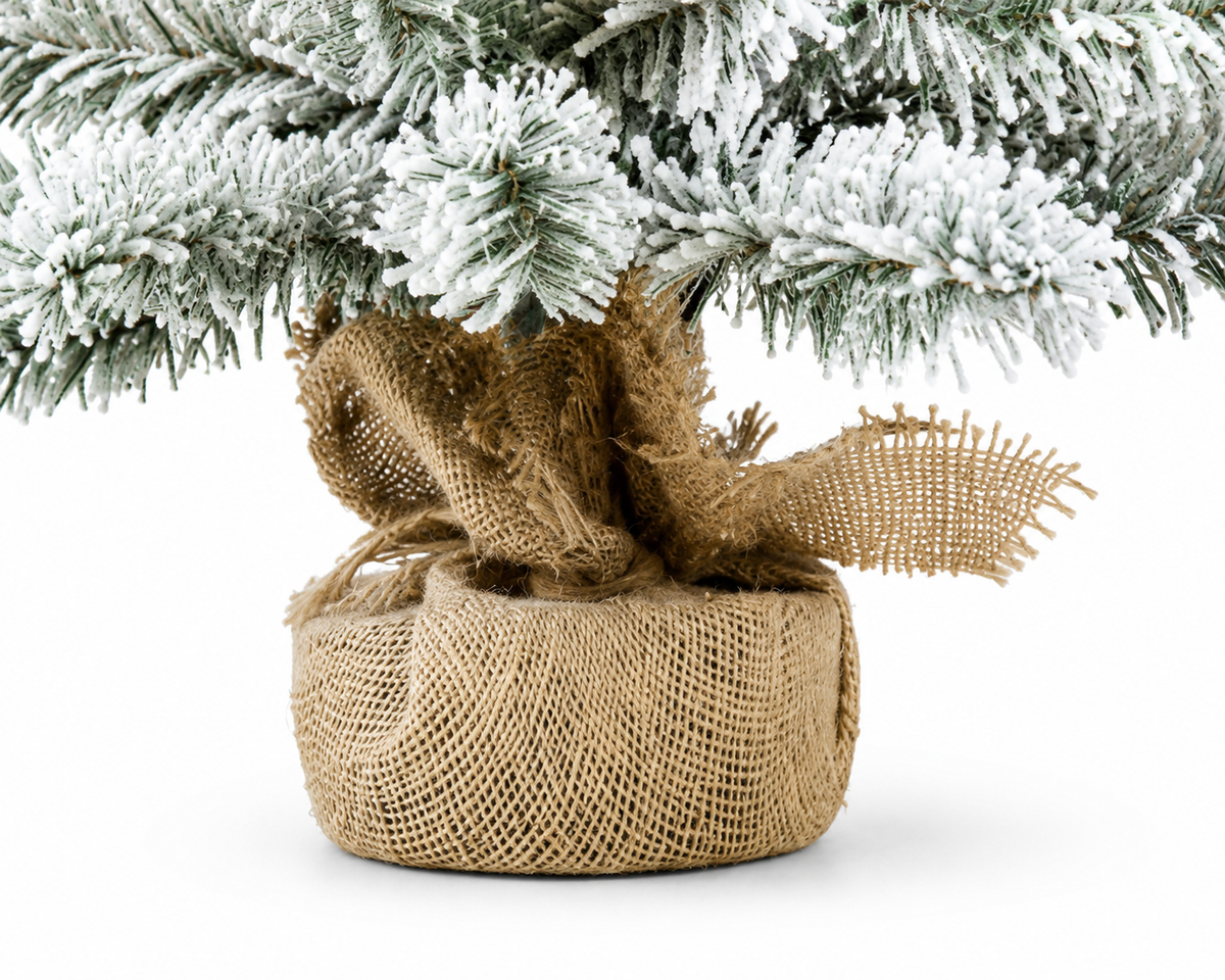 Besneeuwd LED - Kleine kunstkerstboom 60 cm, de berijpte voet van dichtbij, in jute